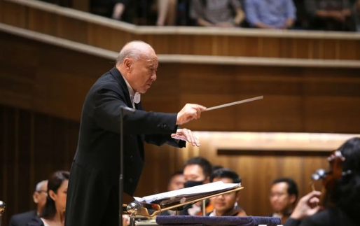 Pdt. Dr. Stephen Tong sebagai konduktor di New Years Concert 2023